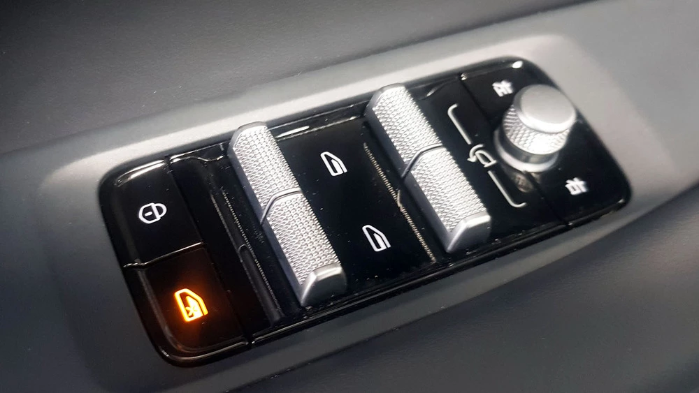 Первый электромобиль белорусской сборки. Станет ли Geely EX5 альтернативой «серому» импорту?