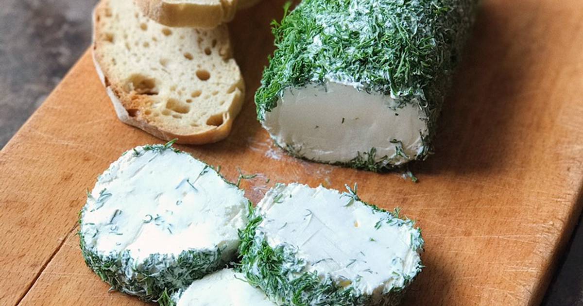 Смешиваем кефир со сметаной и получаем сыр на неделю вперед. Подаем уже через час