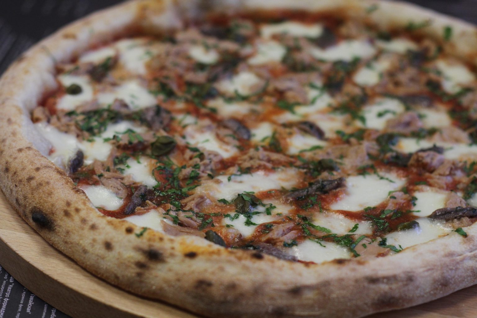 Неаполитанская пицца с анчоусами