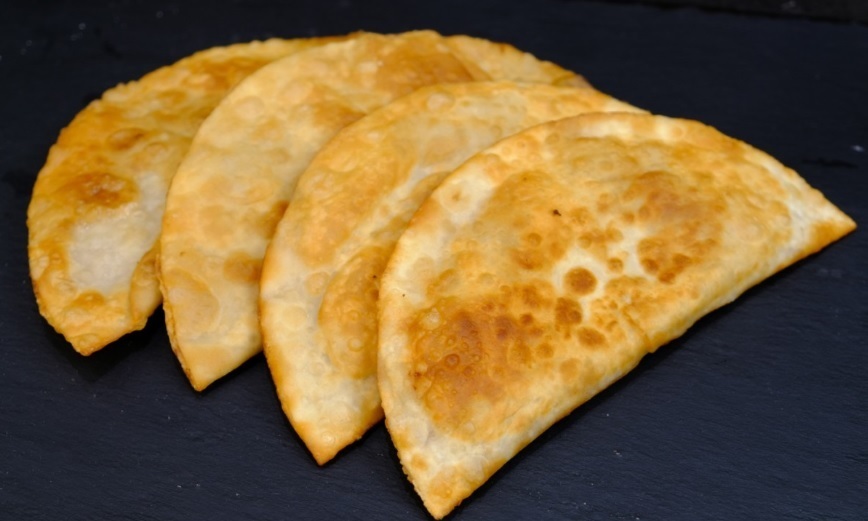 Очередной вариант «ленивых» чебуреков. Просто, вкусно, и главное — никакой возни с тестом