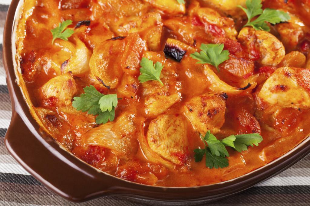 Картошку не варим, а тушим в томате: от простого гарнира не остается и следа