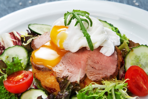 Телятина на пару с яйцом-пашот