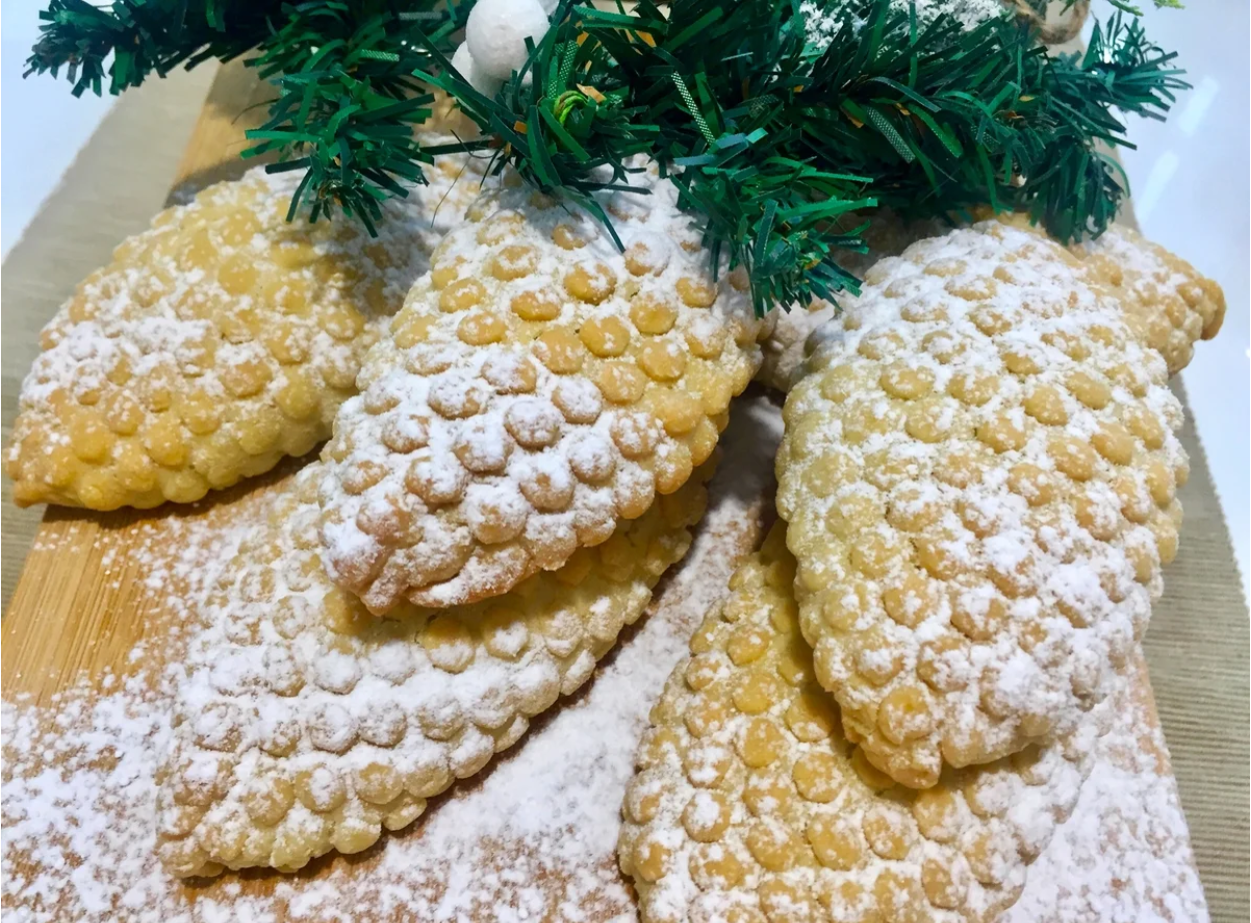 Просто: с помощью силиконовой подставки делаю печенье «шишки»