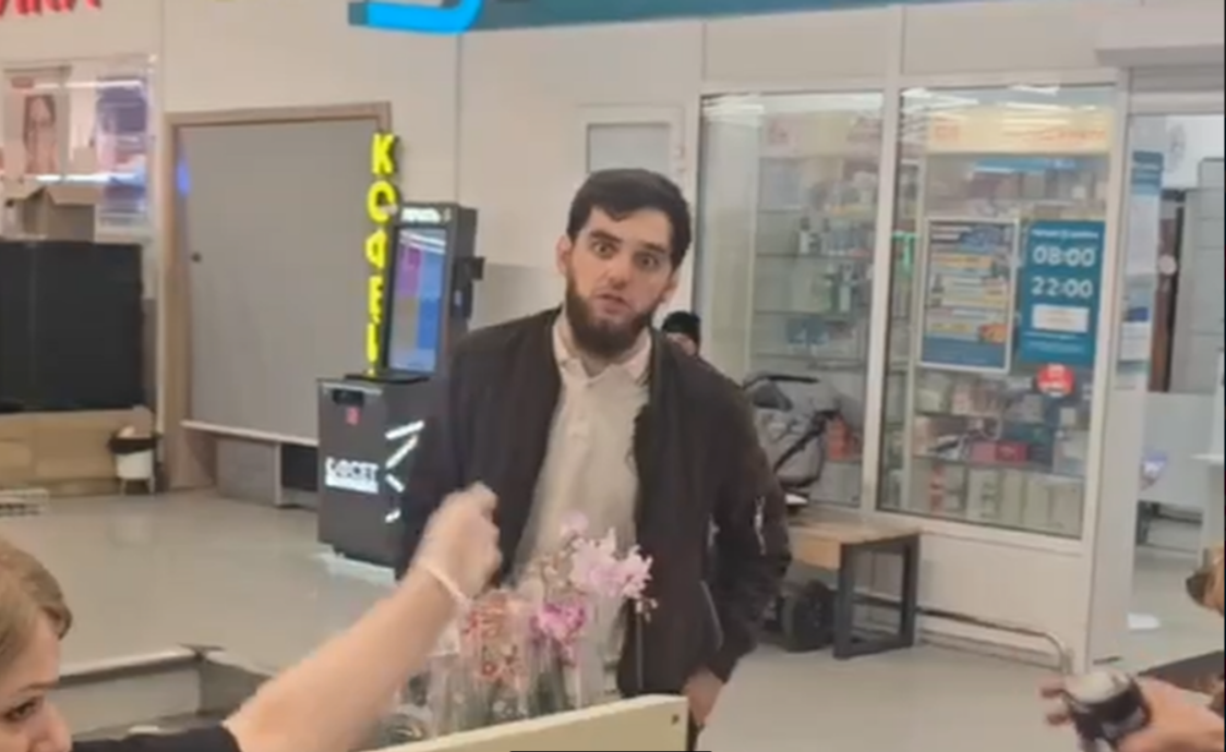 «Я вашу Русскую Общину!»: бородатый горец напал на покупателя в магазине, заявив, что работает в наркоконтроле