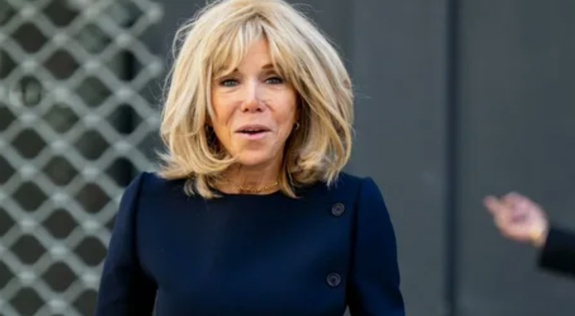 Фото Брижит Макрон в купальнике всполошили Париж