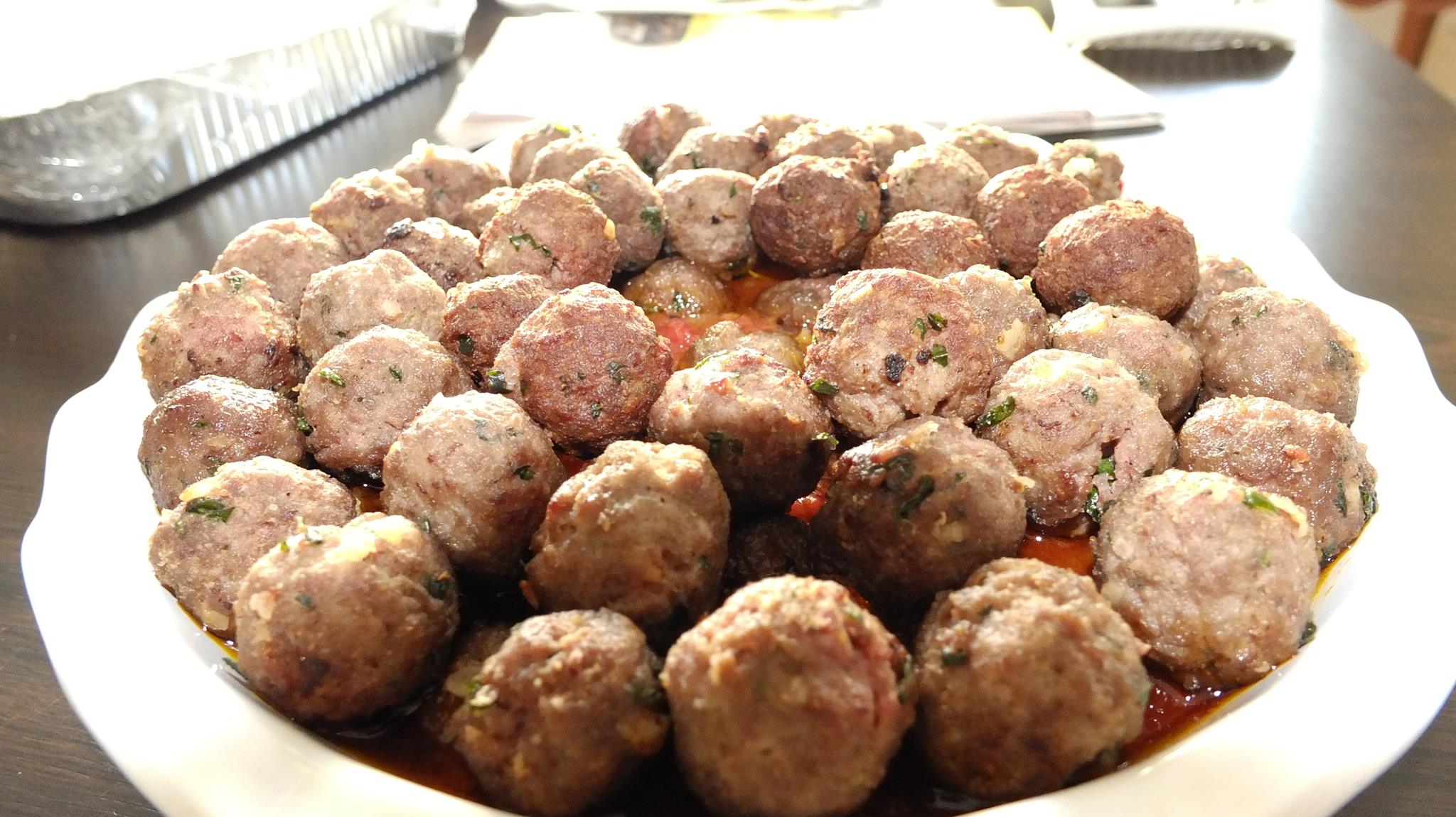 Капусту не шинкуем, а готовим целым вилком. Кладем внутрь фрикадельки и ставим в духовку