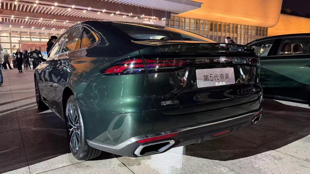 Старт продаж нового Geely Emgrand объявили в Китае. Новая платформа и низкая цена