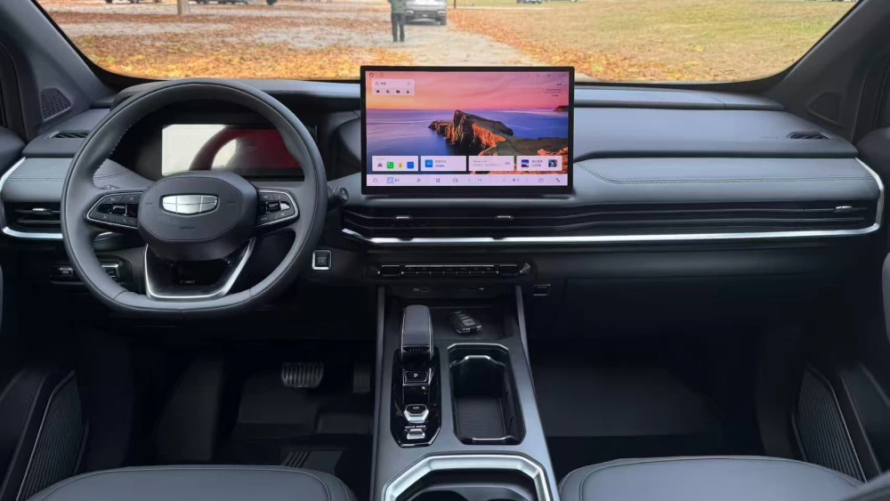  Старт продаж нового Geely Okavango объявили в Китае. У кроссовера три варианта салона