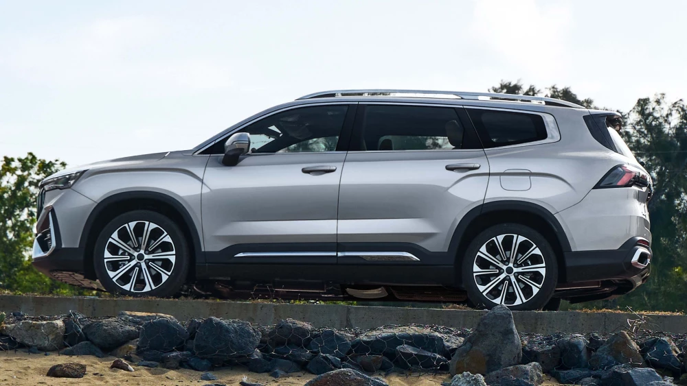  Старт продаж нового Geely Okavango объявили в Китае. У кроссовера три варианта салона