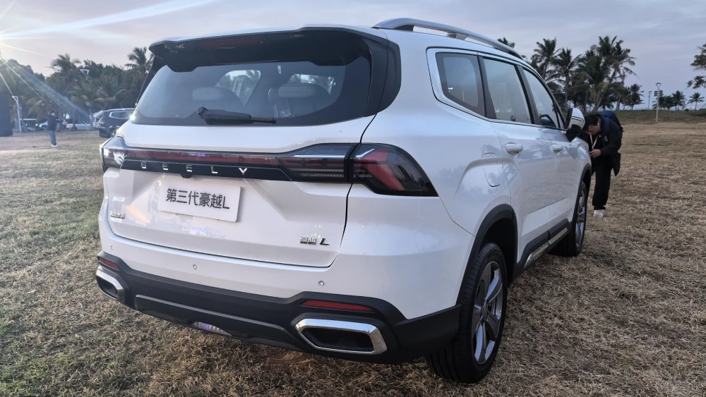  Старт продаж нового Geely Okavango объявили в Китае. У кроссовера три варианта салона