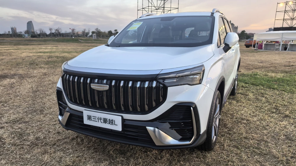  Старт продаж нового Geely Okavango объявили в Китае. У кроссовера три варианта салона