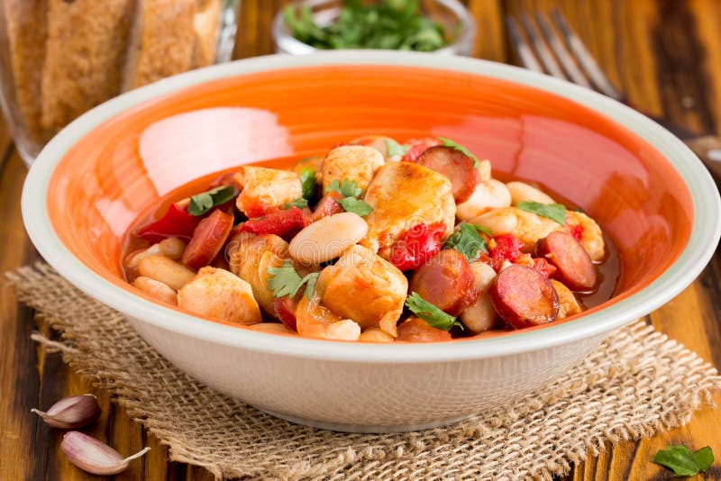 Делаем мясное рагу без мяса. Используем 300 граммов сосисок, и получается также сытно и вкусно