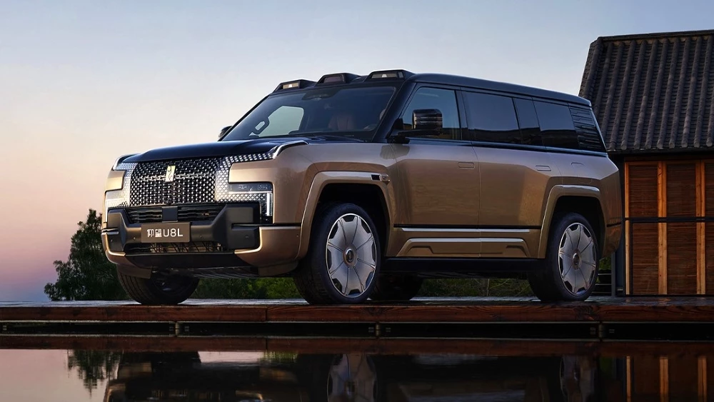 Внедорожник BYD за 14 млн рублей ударили деревом и скинули в воду. Это краш-тест по-китайски