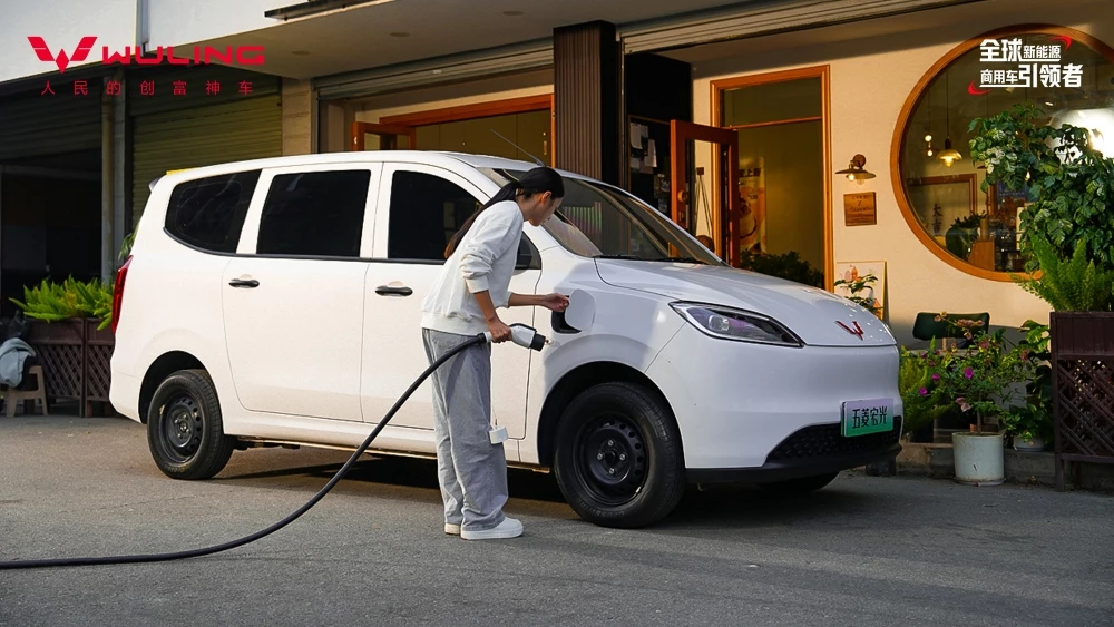  Wuling выпустил обновленный универсал за 600 тысяч рублей. У него две заряжаемые версии