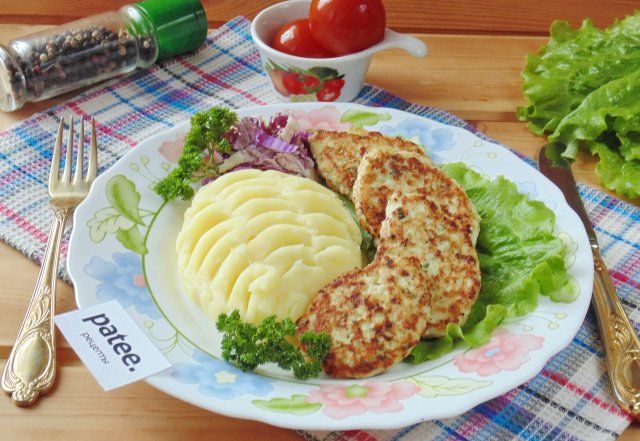 Оладьи из куриной грудки и картофеля: быстрее и вкуснее приготовить точно ничего не получится