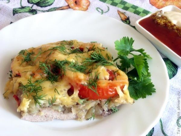 Мясо надрезаю кубиком, а лук заправляю сметаной. Мясное блюдо в духовке под «шубкой», которое я готовлю на праздничный стол