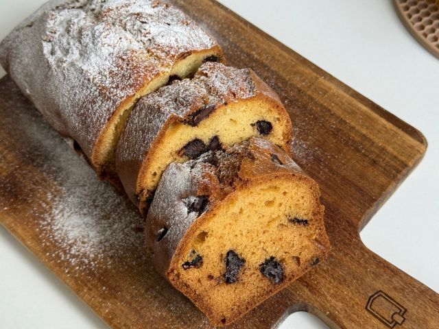 Простой кекс с шоколадными каплями. Все смешал и готово.