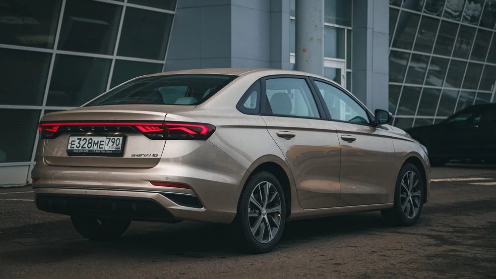  Geely завершила продажи Emgrand в России. У этого седана есть две замены