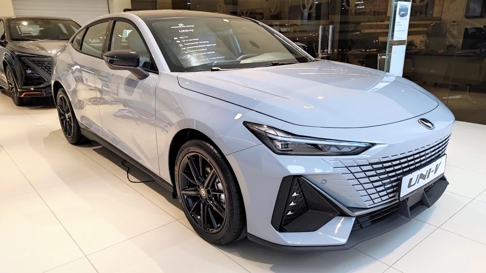  HEV и PHEV. Гибридный Changan Uni-V с двумя типами силовых установок готовят к дебюту