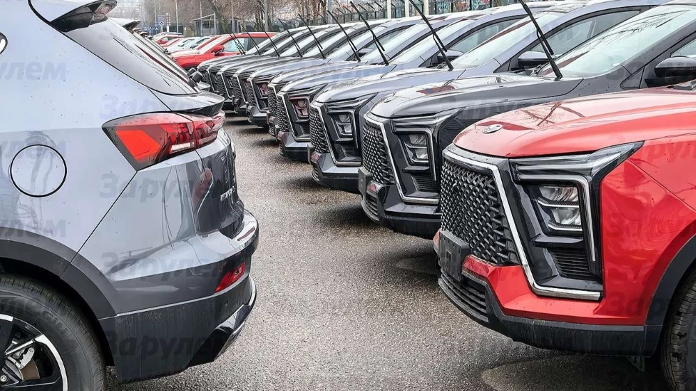 Крупная партия кроссоверов «Москвич 5» попала на фото. Ждать ли продажи и по какой цене