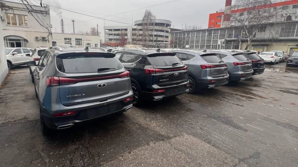 Крупная партия кроссоверов «Москвич 5» попала на фото. Ждать ли продажи и по какой цене