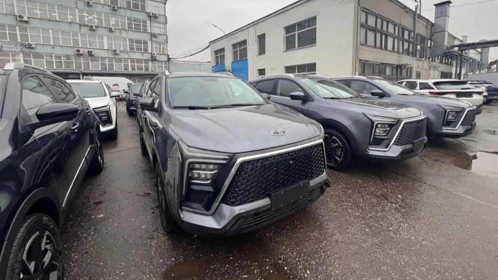 Крупная партия кроссоверов «Москвич 5» попала на фото. Ждать ли продажи и по какой цене