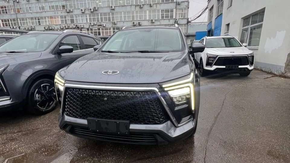  Крупная партия кроссоверов «Москвич 5» попала на фото. Ждать ли продажи и по какой цене