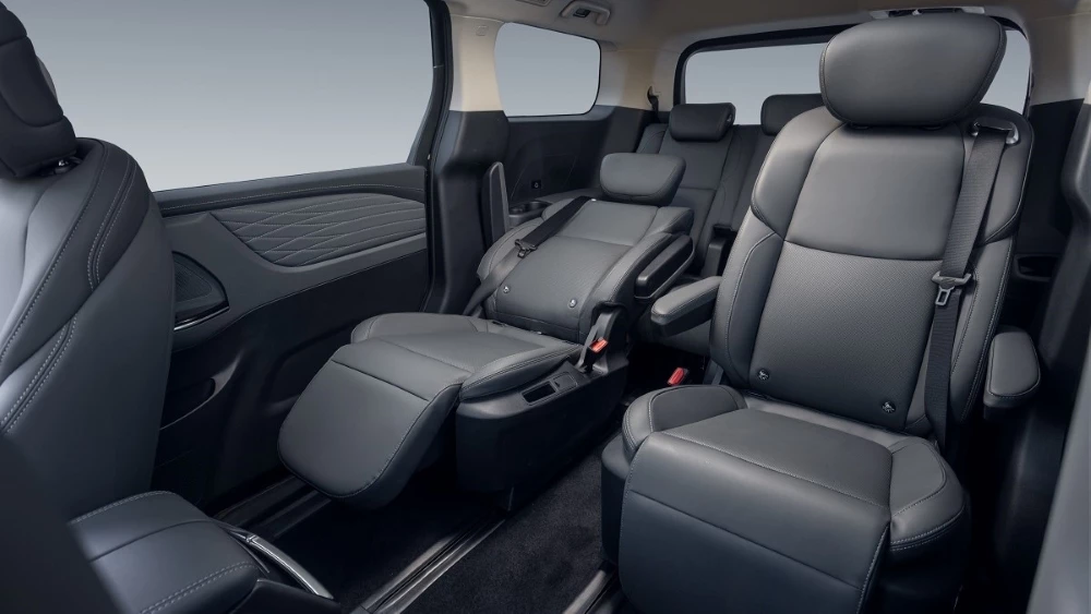  Минивэн JAC RF8 оказался доступнее аналогичного Sollers SP7. В чем их различия