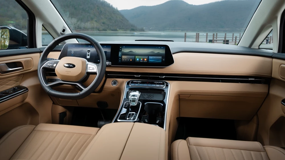  Минивэн JAC RF8 оказался доступнее аналогичного Sollers SP7. В чем их различия