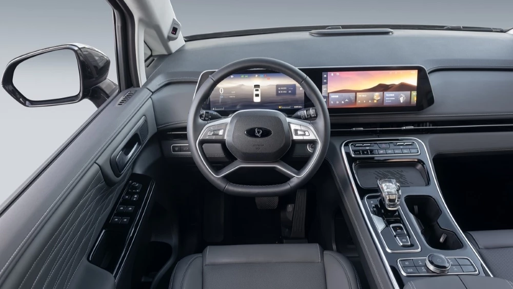  Минивэн JAC RF8 оказался доступнее аналогичного Sollers SP7. В чем их различия