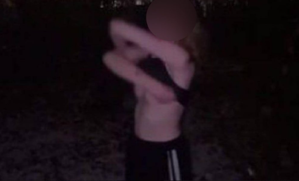 раздели догола школьницу и изрезали ее ножом