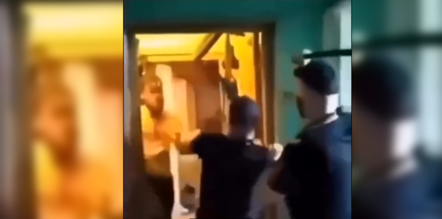 Трое вооруженных полицейских нахватали «лещей» от разбушевавшегося русского богатыря! Это не бабушек крутить!