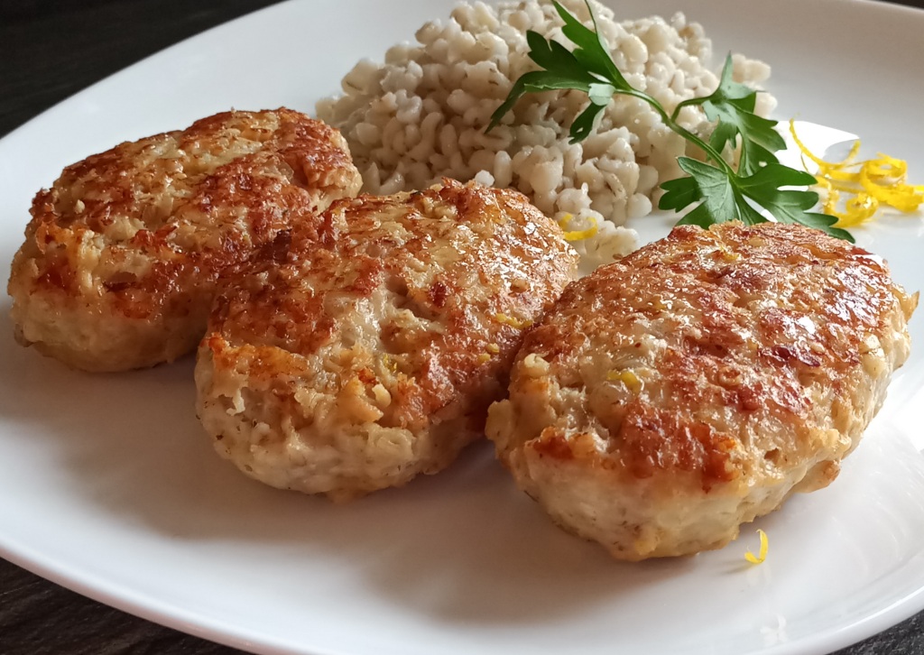 Сочные куриные котлеты без яиц, хлеба и панировки с необычной добавкой