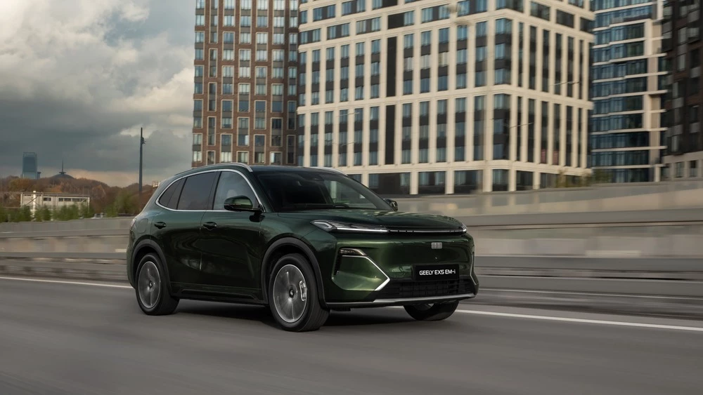 В России начались продажи гибридного кроссовера Geely EX5 EM-i. Цены и комплектации