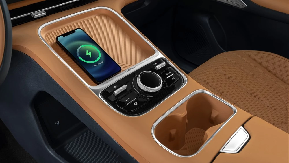 В России начались продажи гибридного кроссовера Geely EX5 EM-i. Цены и комплектации