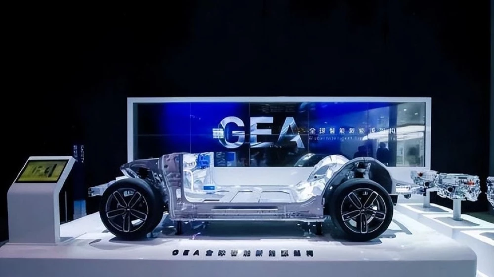 В России начались продажи гибридного кроссовера Geely EX5 EM-i. Цены и комплектации