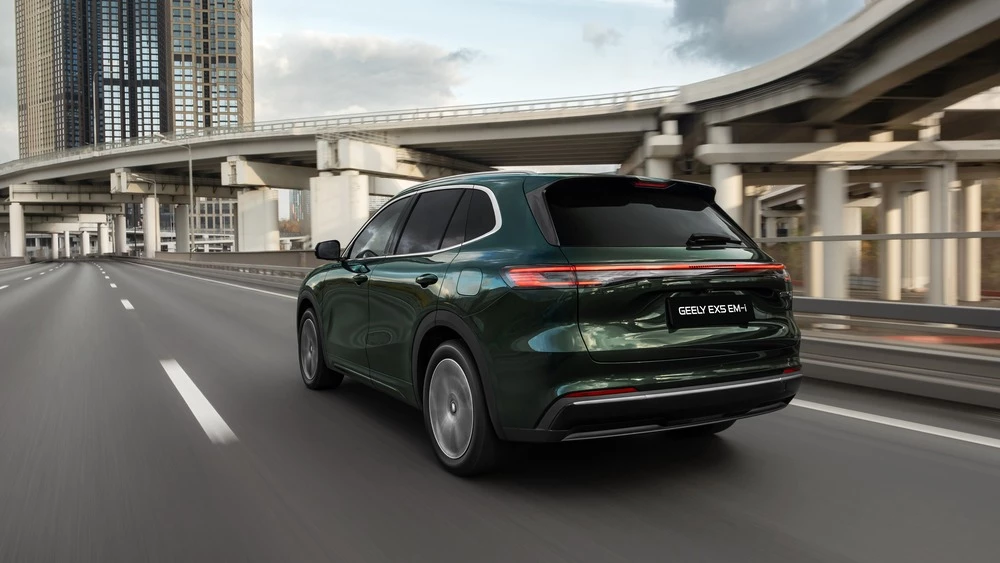 В России начались продажи гибридного кроссовера Geely EX5 EM-i. Цены и комплектации