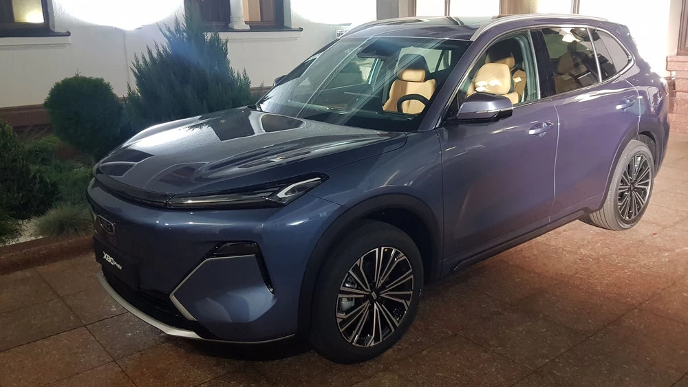 В России начались продажи гибридного кроссовера Geely EX5 EM-i. Цены и комплектации