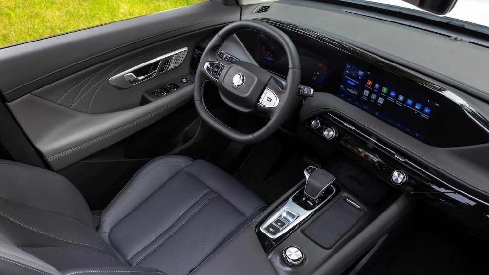 В России начались продажи новой версии кроссовера Dongfeng Huge. Цена и особенности