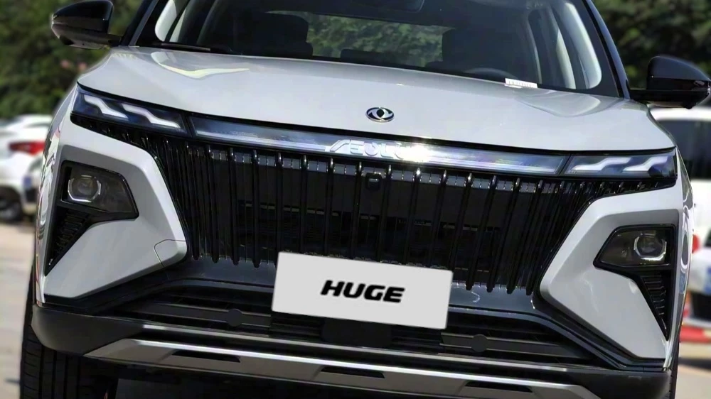  В России начались продажи новой версии кроссовера Dongfeng Huge. Цена и особенности