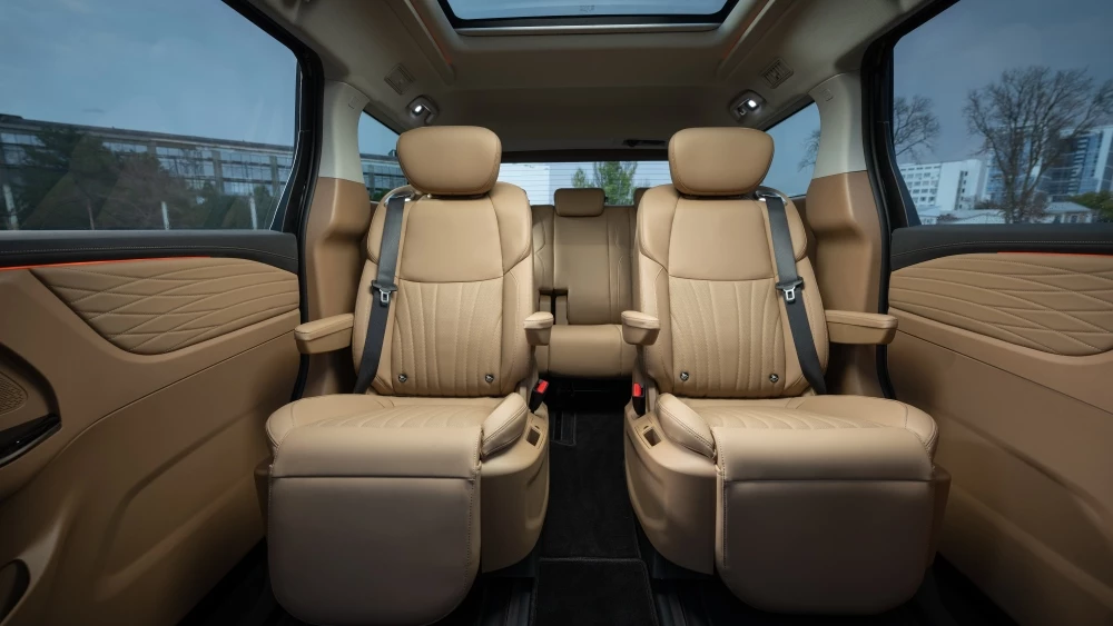 В России стартовали продажи минивэна JAC RF8. Сколько он стоит и как оснащается