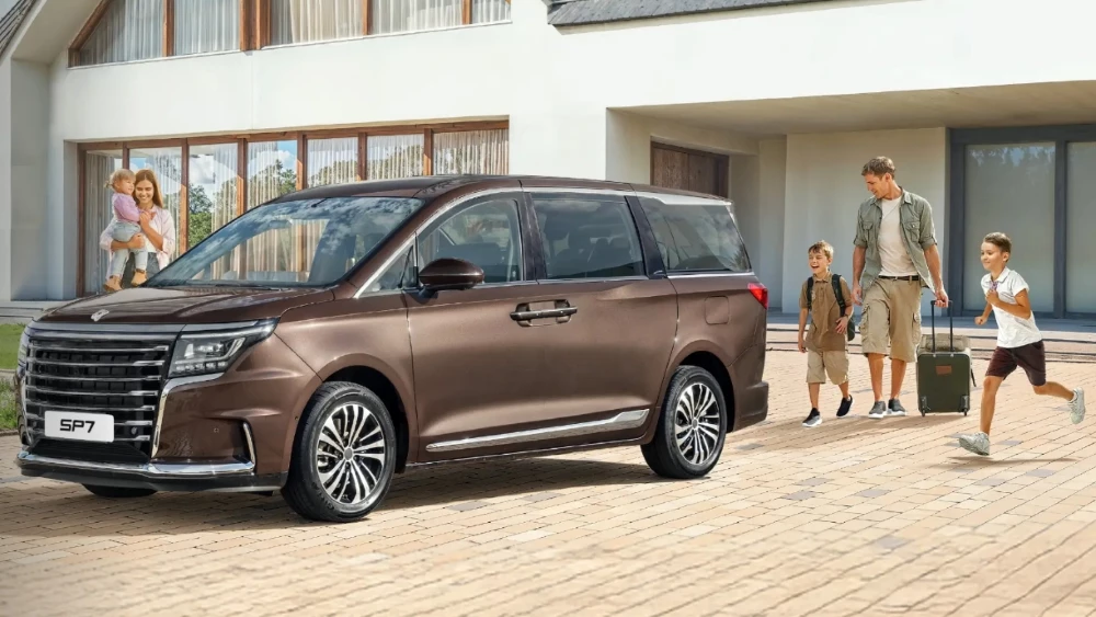 В России стартовали продажи минивэна JAC RF8. Сколько он стоит и как оснащается