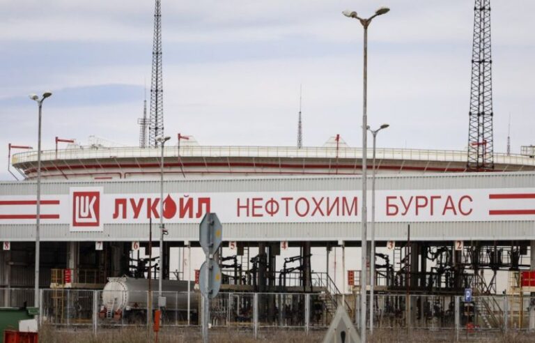 «Лукойл» сливает нефть американцам. Carlyle скупает миллиарды — что ещё отдадим под санкциями?