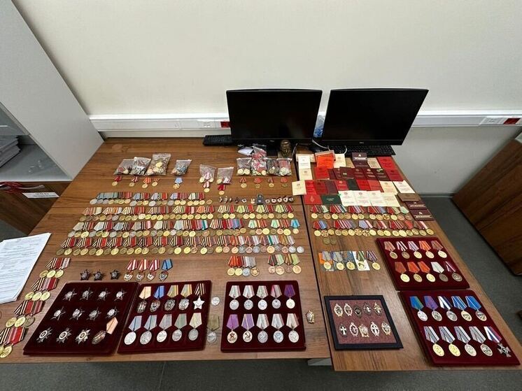 Эксперты оценили стоимость коллекции орденов, которую пытались вывезти в Китай