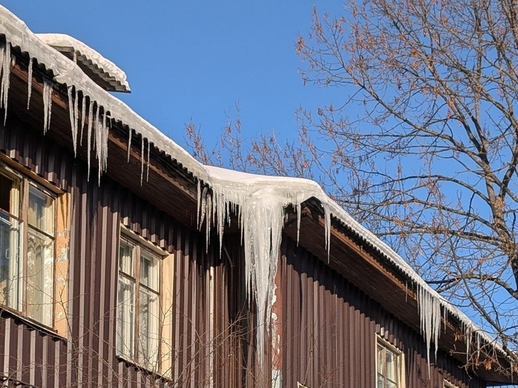 Госкомитет по жилнадзору Карелии дал указание очистить крыши от снега до 1 марта
