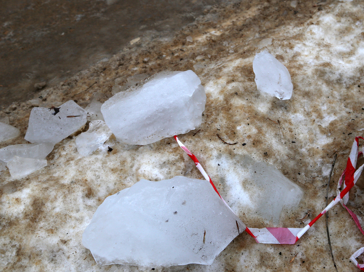 Женщина пострадала при падении сосульки в Москве