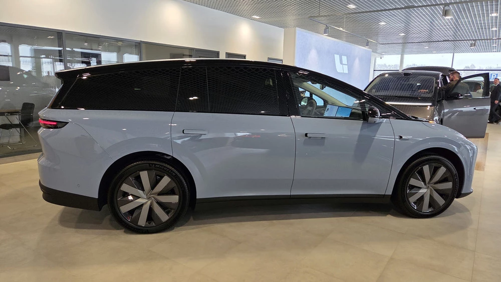  В Беларуси стартовали официальные продажи Li Auto i8 и Mega. Цены и комплектации