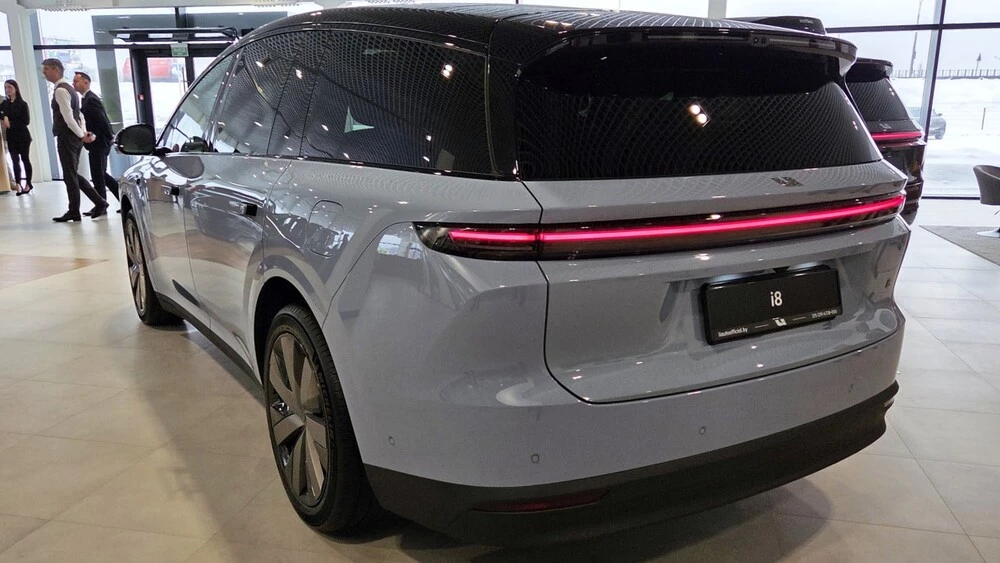  В Беларуси стартовали официальные продажи Li Auto i8 и Mega. Цены и комплектации