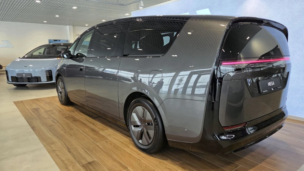  В Беларуси стартовали официальные продажи Li Auto i8 и Mega. Цены и комплектации