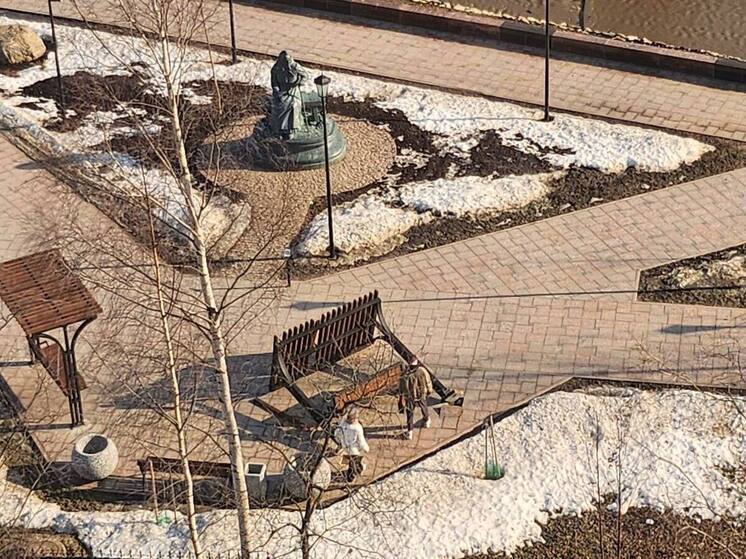 В Иссерсоновском сквере Петрозаводска упали качели с отдыхающими